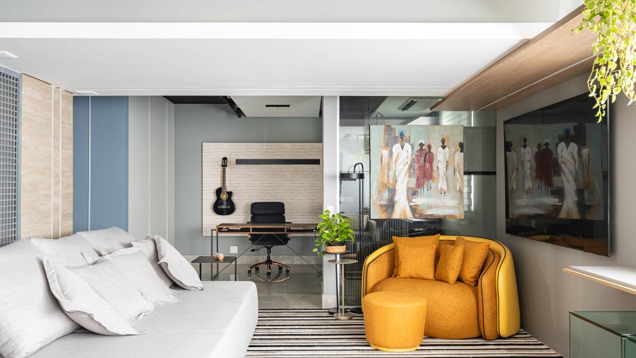 Ambiente multifuncional em apê reúne estar, jantar, home office e charmoso espaço de café. Projeto de Karina Passarelli.