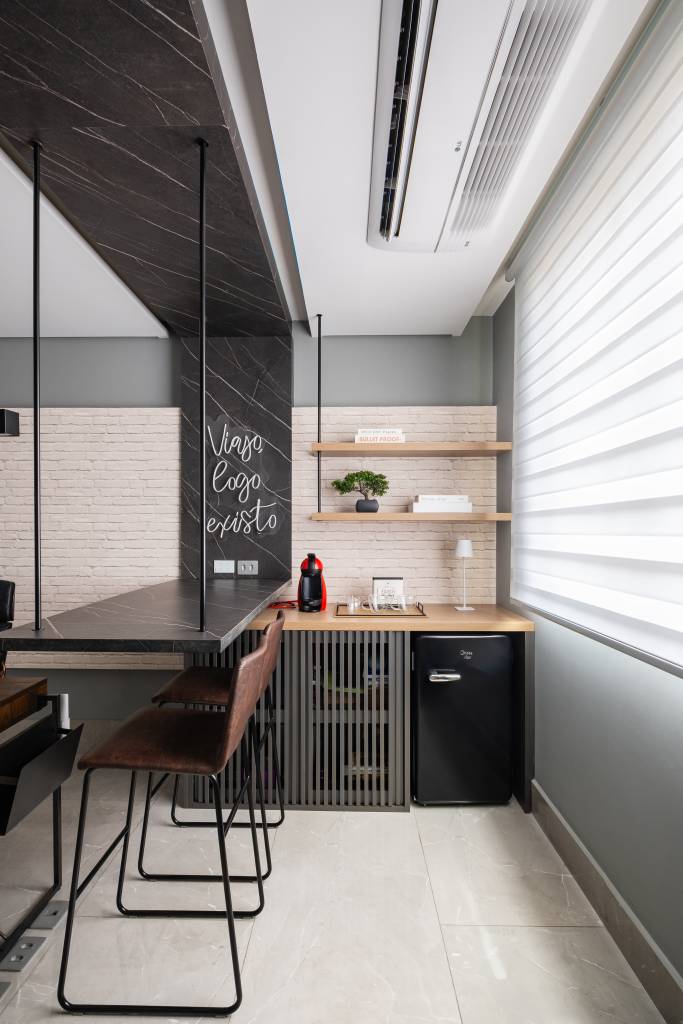 ambiente-multifuncional-em-ape-reune-estar-jantar-home-office-e-charmoso-espaco-de-cafe-karina-passarelli-10-cafe Ambiente multifuncional em apê reúne estar, jantar, home office e charmoso espaço de café. Projeto de Karina Passarelli.