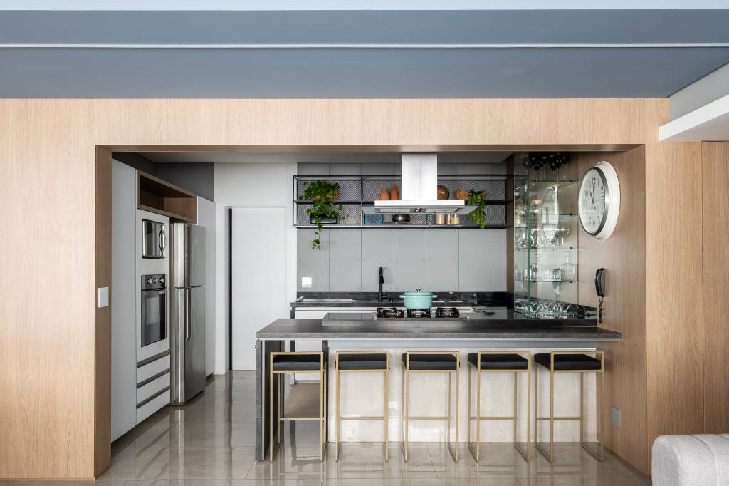 ambiente-multifuncional-em-ape-reune-estar-jantar-home-office-e-charmoso-espaco-de-cafe-karina-passarelli-14-cozinha Ambiente multifuncional em apê reúne estar, jantar, home office e charmoso espaço de café. Projeto de Karina Passarelli.
