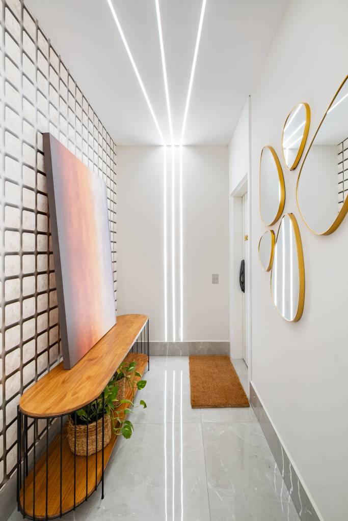 ambiente-multifuncional-em-ape-reune-estar-jantar-home-office-e-charmoso-espaco-de-cafe-karina-passarelli-19-hall-aparador Ambiente multifuncional em apê reúne estar, jantar, home office e charmoso espaço de café. Projeto de Karina Passarelli.