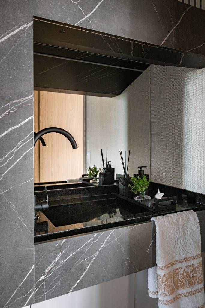 ambiente-multifuncional-em-ape-reune-estar-jantar-home-office-e-charmoso-espaco-de-cafe-karina-passarelli-21-lavabo-preto Ambiente multifuncional em apê reúne estar, jantar, home office e charmoso espaço de café. Projeto de Karina Passarelli.