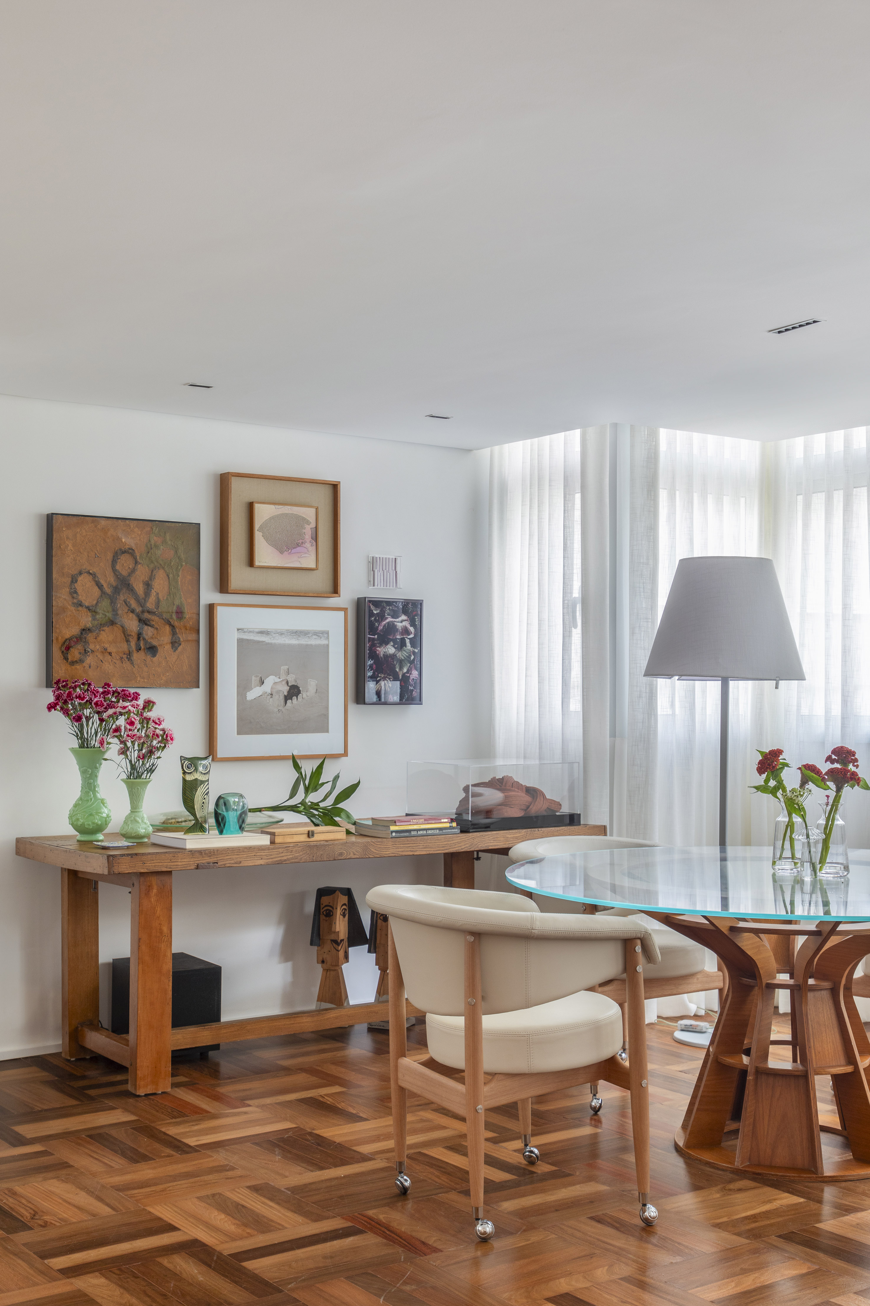 Apartamento despojado tem adega climatizada e bar rosa. Projeto de Ana Moura.