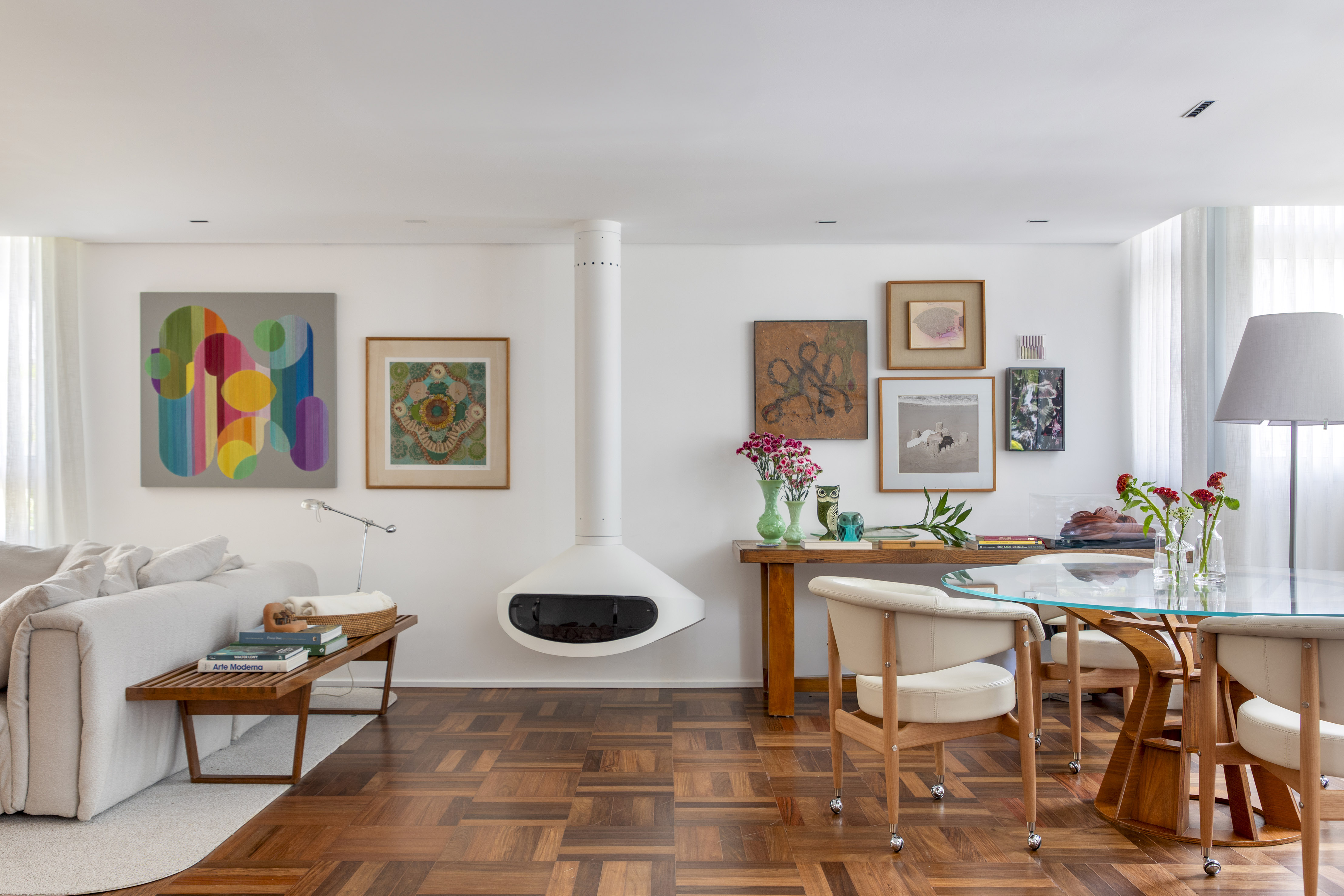 Apartamento despojado tem adega climatizada e bar rosa