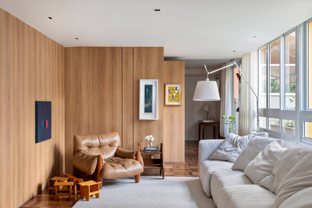 Apartamento despojado tem adega climatizada e bar rosa. Projeto de Ana Moura.