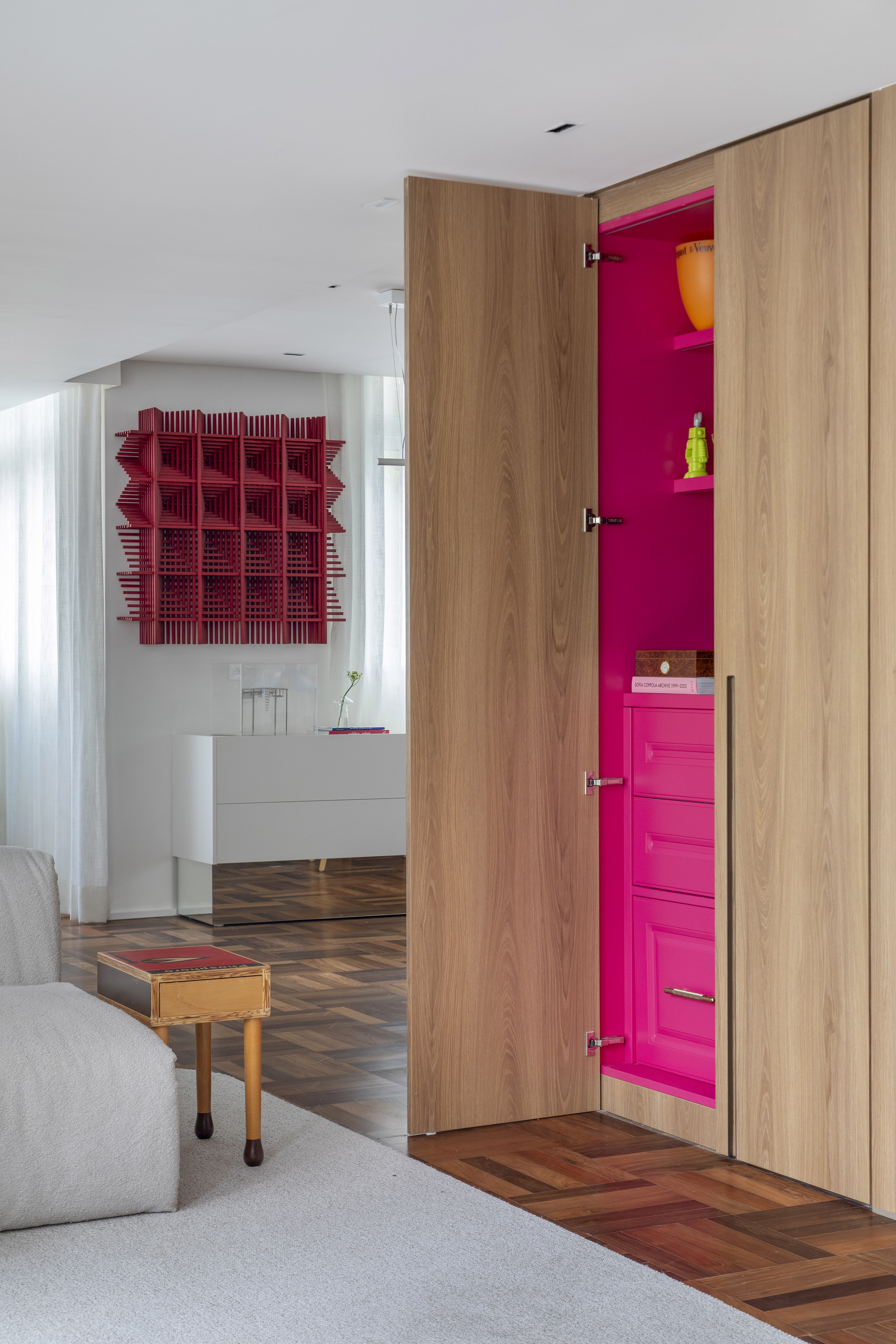 Apartamento despojado tem adega climatizada e bar rosa. Projeto de Ana Moura.