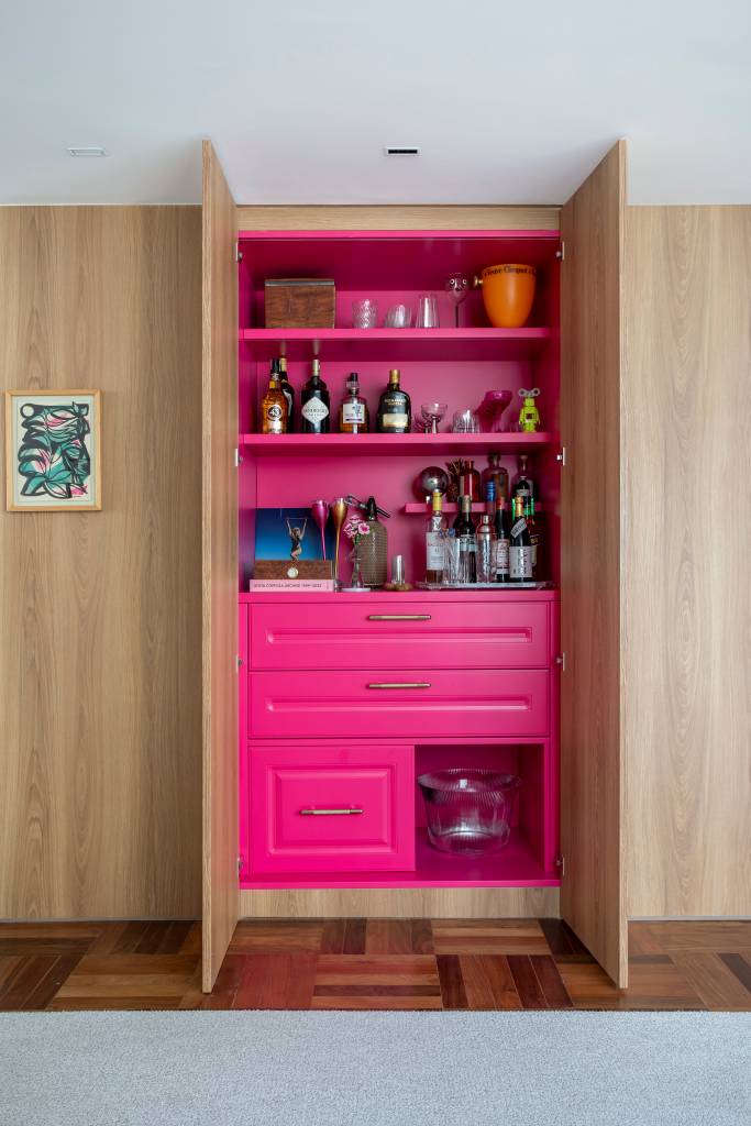 Apartamento despojado tem adega climatizada e bar rosa. Projeto de Ana Moura.