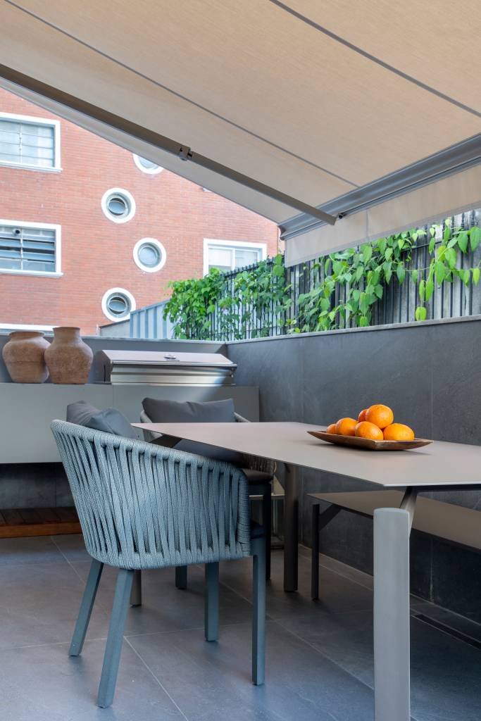 Apartamento despojado tem adega climatizada e bar rosa. Projeto de Ana Moura.