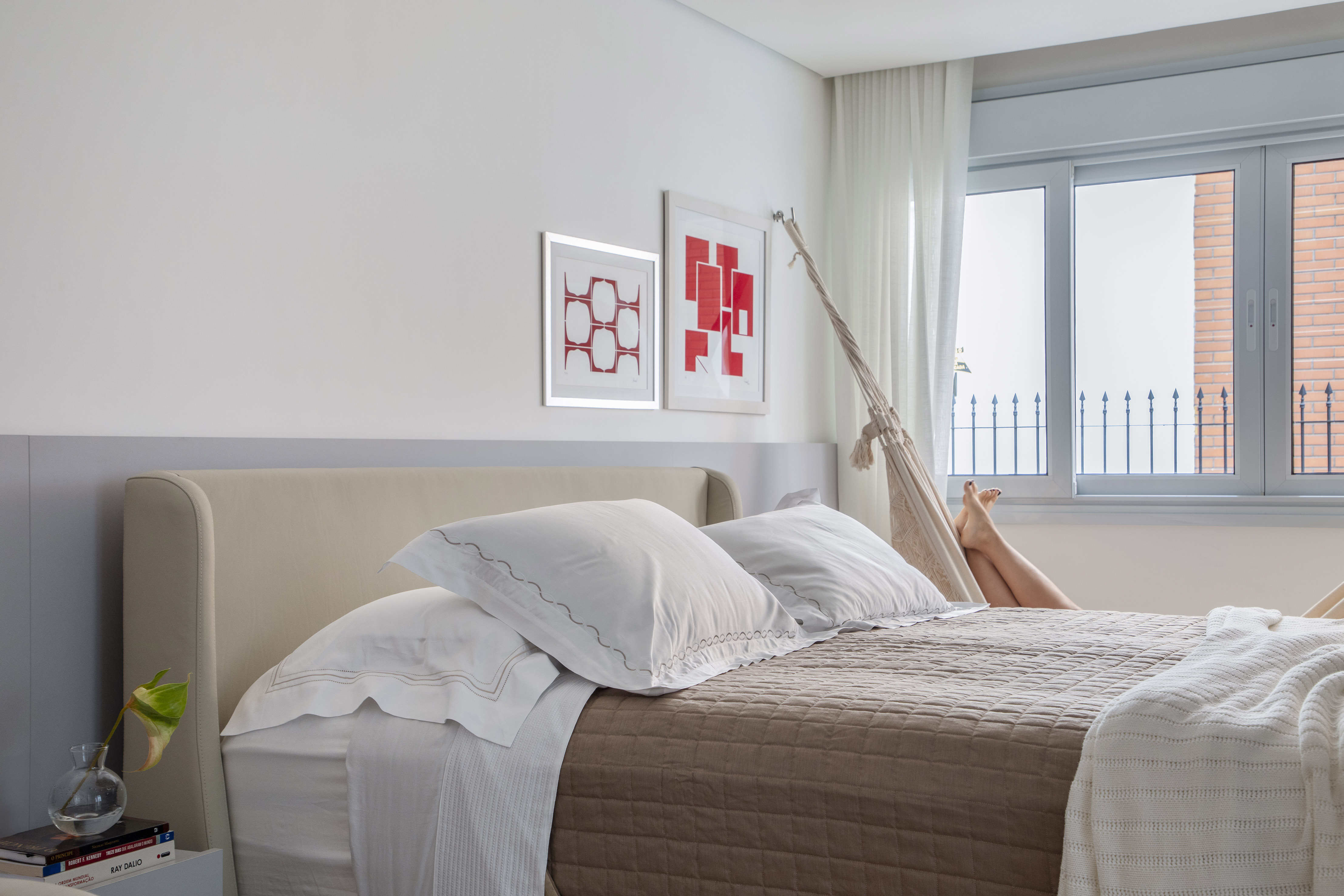 Apartamento despojado tem adega climatizada e bar rosa. Projeto de Ana Moura.