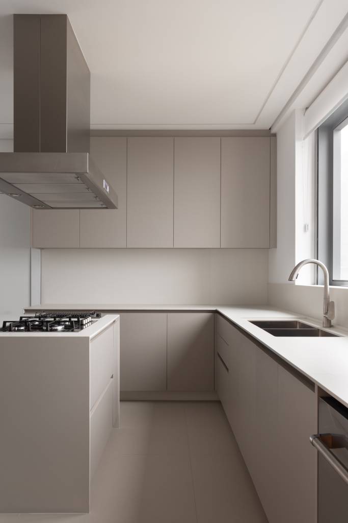 apartamento-minimalista-tem-moveis-soltos-e-ilha-em-dekton-na-cozinha-gabriela-casagrande-02 Apartamento minimalista tem móveis soltos e ilha em Dekton na cozinha. Projeto de Gabriela Casagrande.