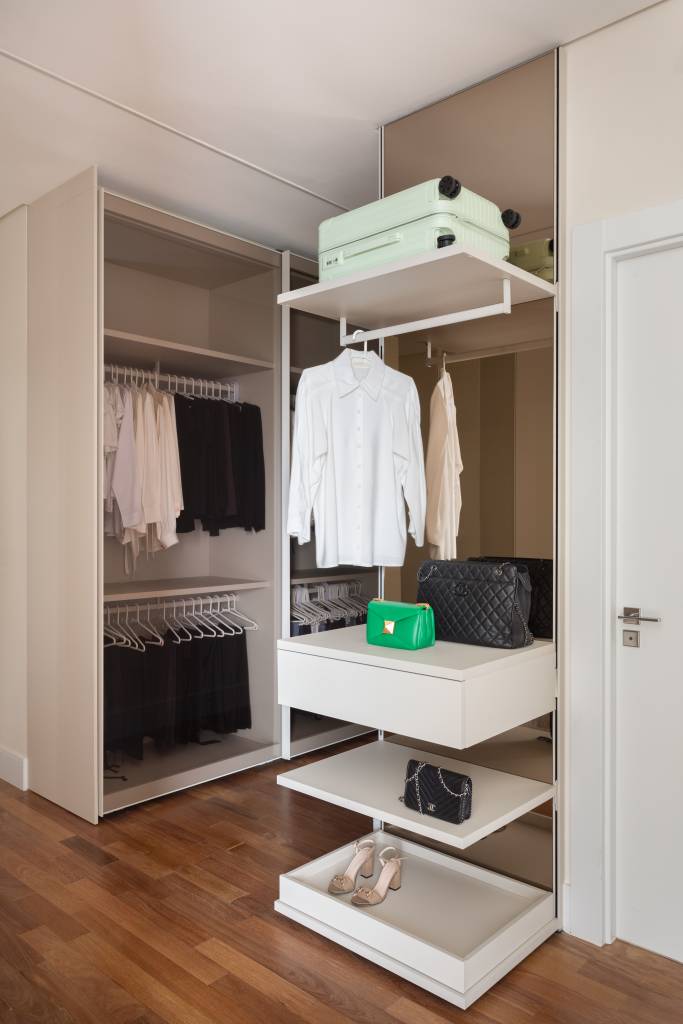apartamento-minimalista-tem-moveis-soltos-e-ilha-em-dekton-na-cozinha-gabriela-casagrande-11-closet Apartamento minimalista tem móveis soltos e ilha em Dekton na cozinha. Projeto de Gabriela Casagrande.