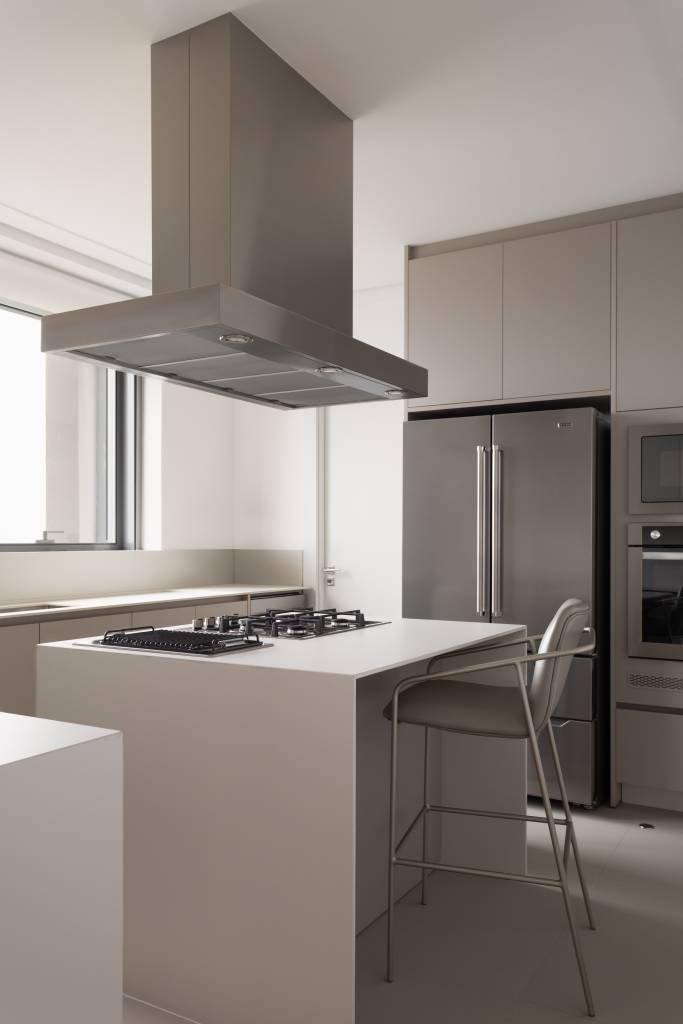 apartamento-minimalista-tem-moveis-soltos-e-ilha-em-dekton-na-cozinha-gabriela-casagrande-12 Apartamento minimalista tem móveis soltos e ilha em Dekton na cozinha. Projeto de Gabriela Casagrande.