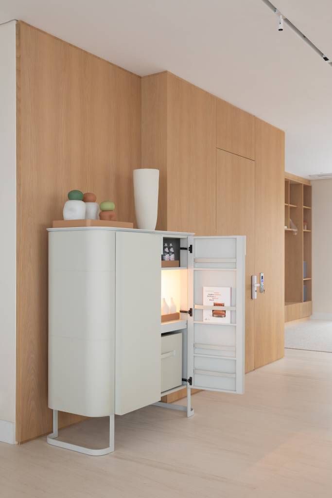 apartamento-minimalista-tem-moveis-soltos-e-ilha-em-dekton-na-cozinha-gabriela-casagrande-13 Apartamento minimalista tem móveis soltos e ilha em Dekton na cozinha. Projeto de Gabriela Casagrande.