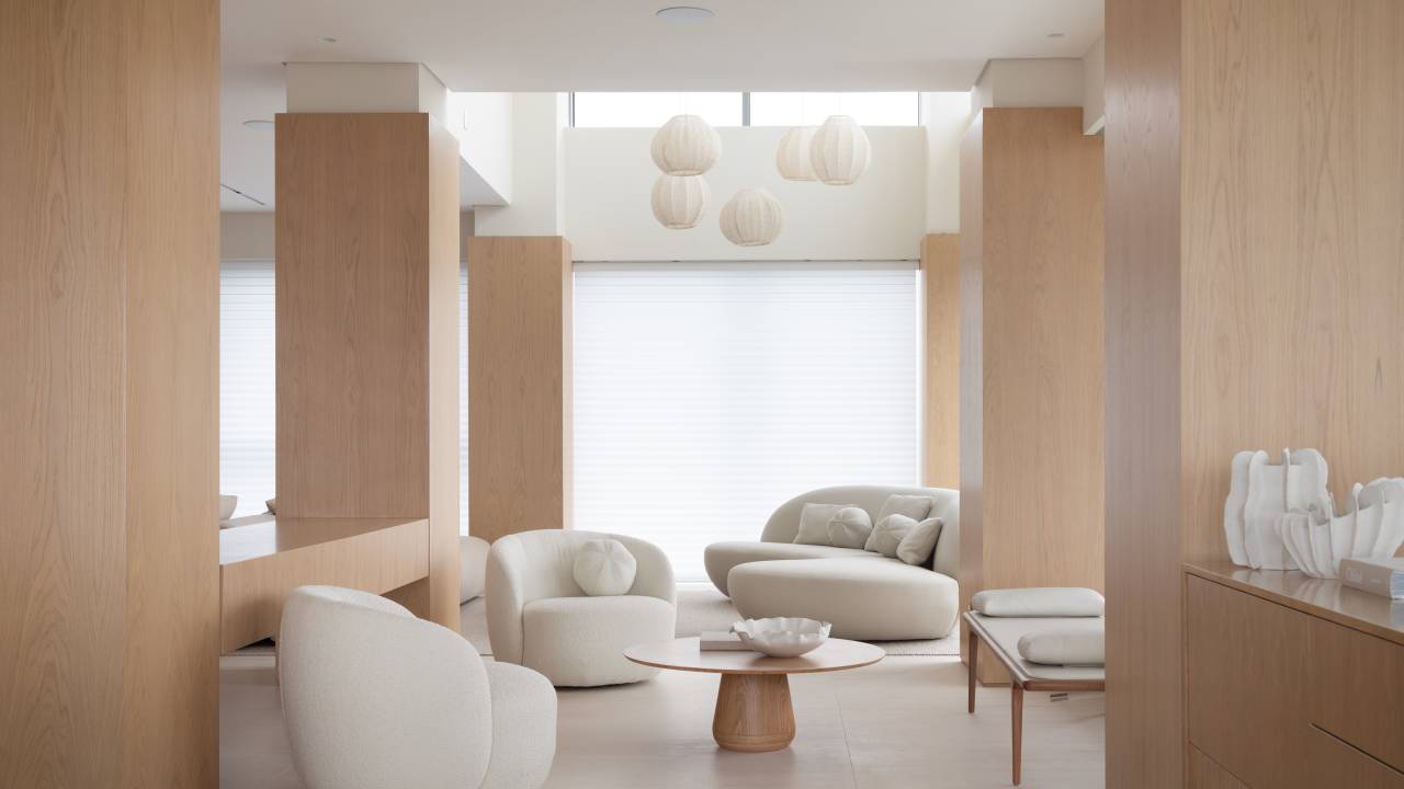 Apartamento minimalista tem móveis soltos e ilha em Dekton na cozinha. Projeto de Gabriela Casagrande.