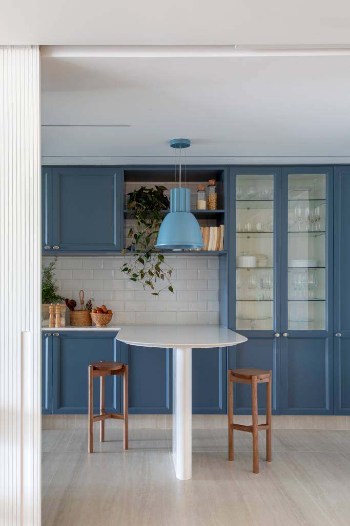 apartamento-tem-adega-para-200-garrafas-com-revestimento-em-folha-de-carvalho-beta-arquitetura-09-cozinha-azul-provencal Apartamento tem adega para 200 garrafas com revestimento em folha de carvalho. Projeto de Beta Arquitetura.