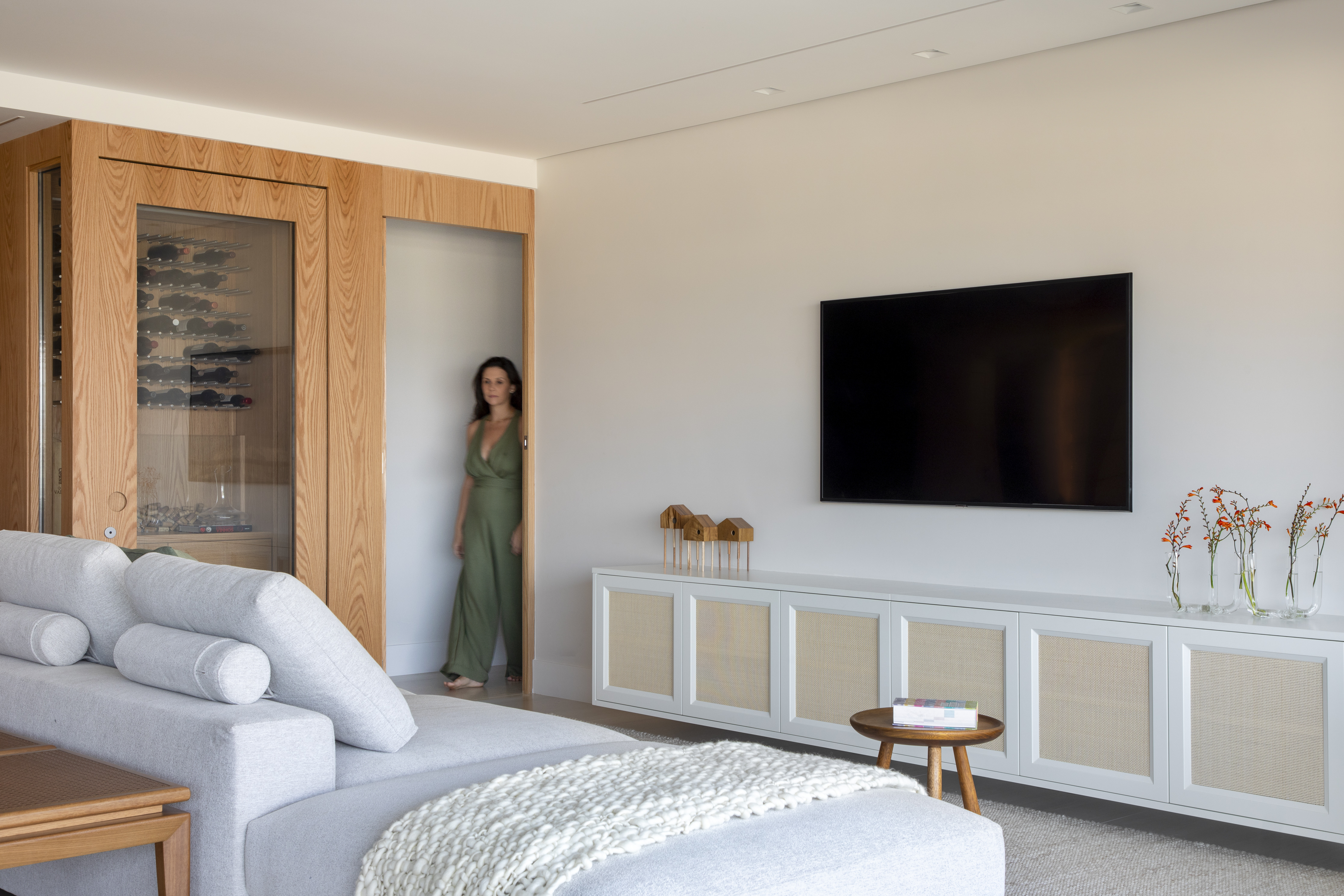 Apartamento tem adega para 200 garrafas com revestimento em folha de carvalho
