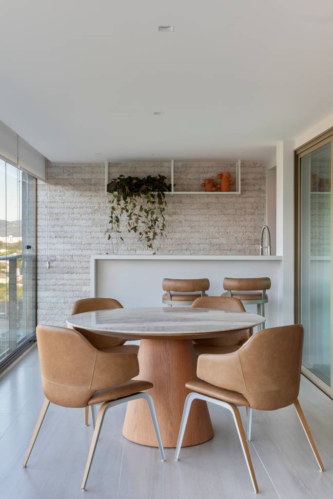 apartamento-tem-adega-para-200-garrafas-com-revestimento-em-folha-de-carvalho-beta-arquitetura-19 Apartamento tem adega para 200 garrafas com revestimento em folha de carvalho. Projeto de Beta Arquitetura.