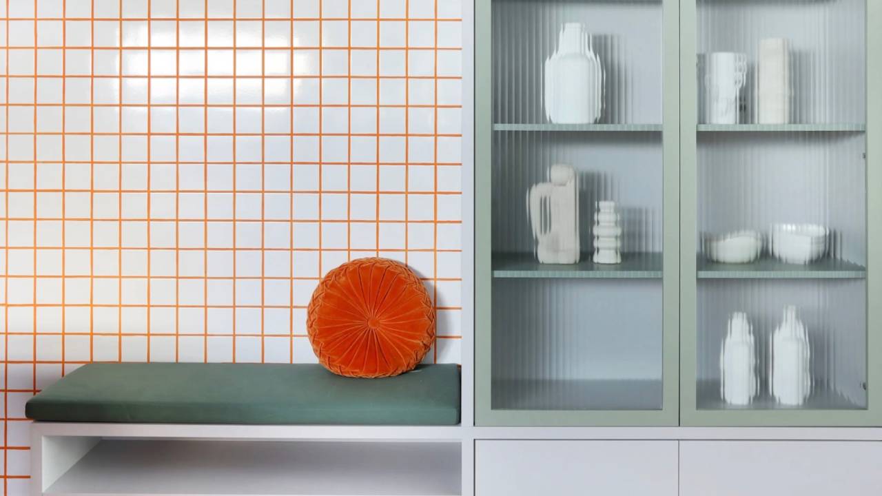 Apê tem paleta com 30 cores alegres e aparador com floreira. Projeto de Studio 92 Arquitetura. Na foto, hall de entrada, banco.