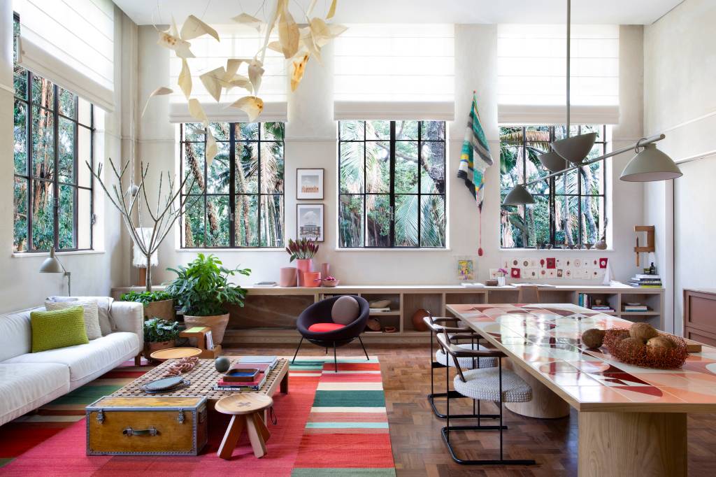 Arte têxtil e jardim vertical em banheiro são destaques em loft na CASACOR SP