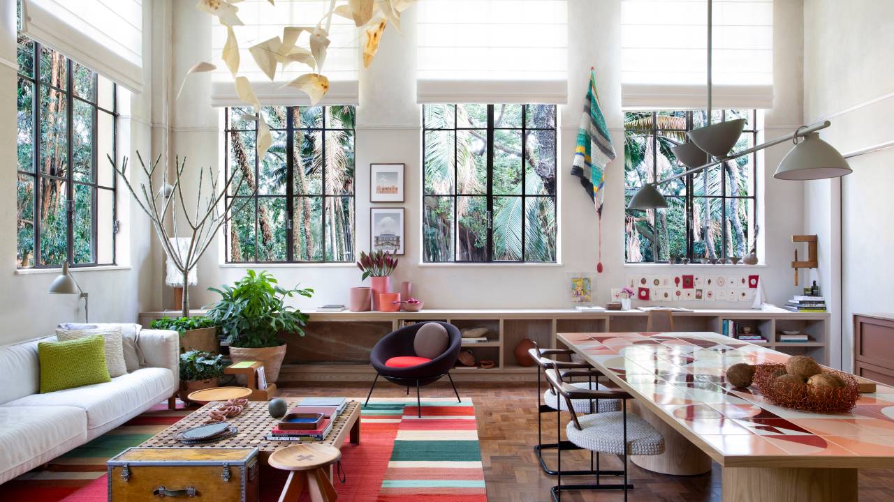 Arte têxtil e jardim vertical em banheiro são destaques em loft na CASACOR SP. Projeto de Paula Neder.