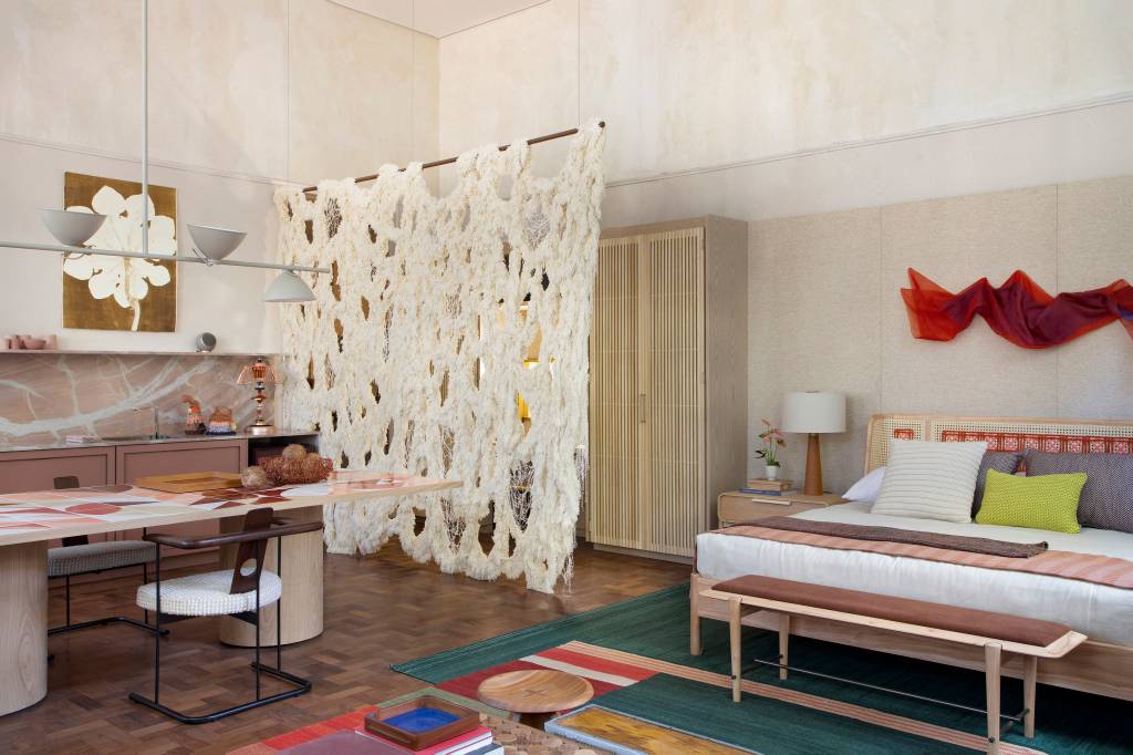 arte-textil-e-jardim-vertical-em-banheiro-sao-destaques-em-loft-na-casacor-sp-paula-neder-11-quarto Arte têxtil e jardim vertical em banheiro são destaques em loft na CASACOR SP. Projeto de Paula Neder.