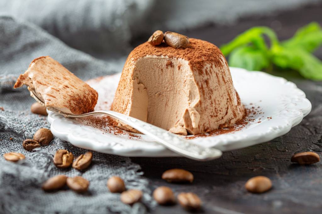 Traditional,Italian,Dessert,Panna,Cotta,Sprinkled,With,Cocoa,Powder,And Café em receitas salgadas? Veja ideias para incorporar a bebida em pratos e sobremesas