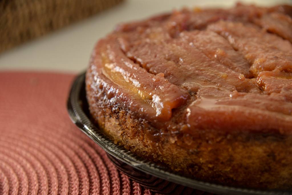 Banana,Cake,On,A,Plate,,Caramel,Banana,Cake,,Banana,Pie, Café em receitas salgadas? Veja ideias para incorporar a bebida em pratos e sobremesas