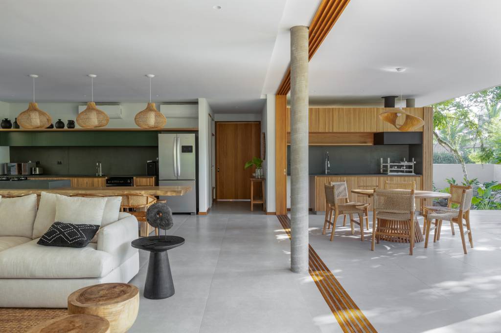 Linda casa com em Ubatuba tem materiais leves e janela-banco entre cozinha e jantar. Projeto de Pitta Arquitetura.