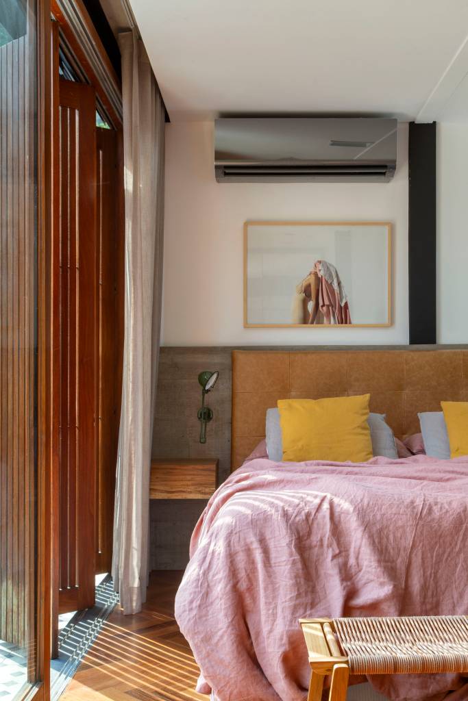 casa-contemporanea-em-vila-de-casas-geminadas-chama-atencao-com-venezianas-na-fachada-marcos-fossati-01-quarto Casa contemporânea em vila de casas geminadas chama atenção com venezianas na fachada. Projeto de Marcos Fossati.