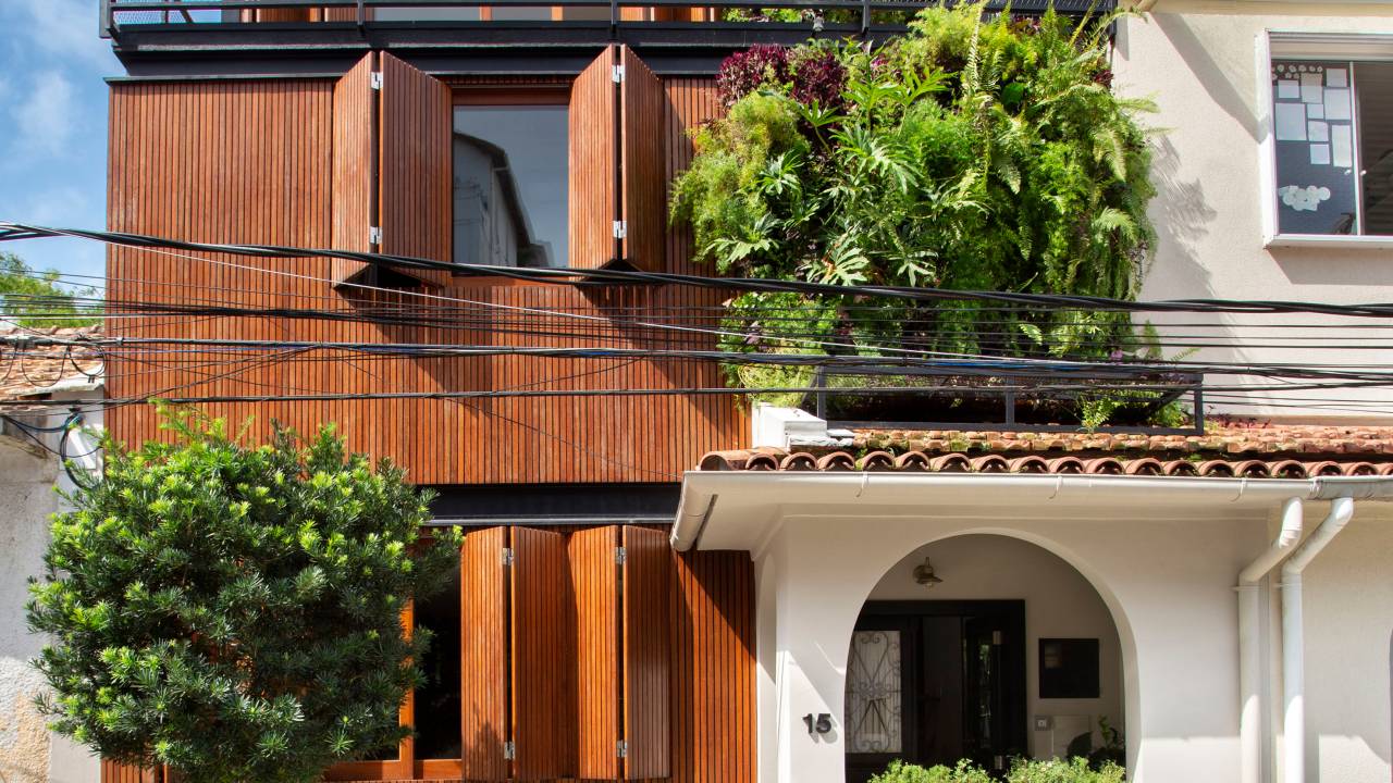 Casa contemporânea em vila de casas geminadas chama atenção com venezianas na fachada. Projeto de Marcos Fossati.