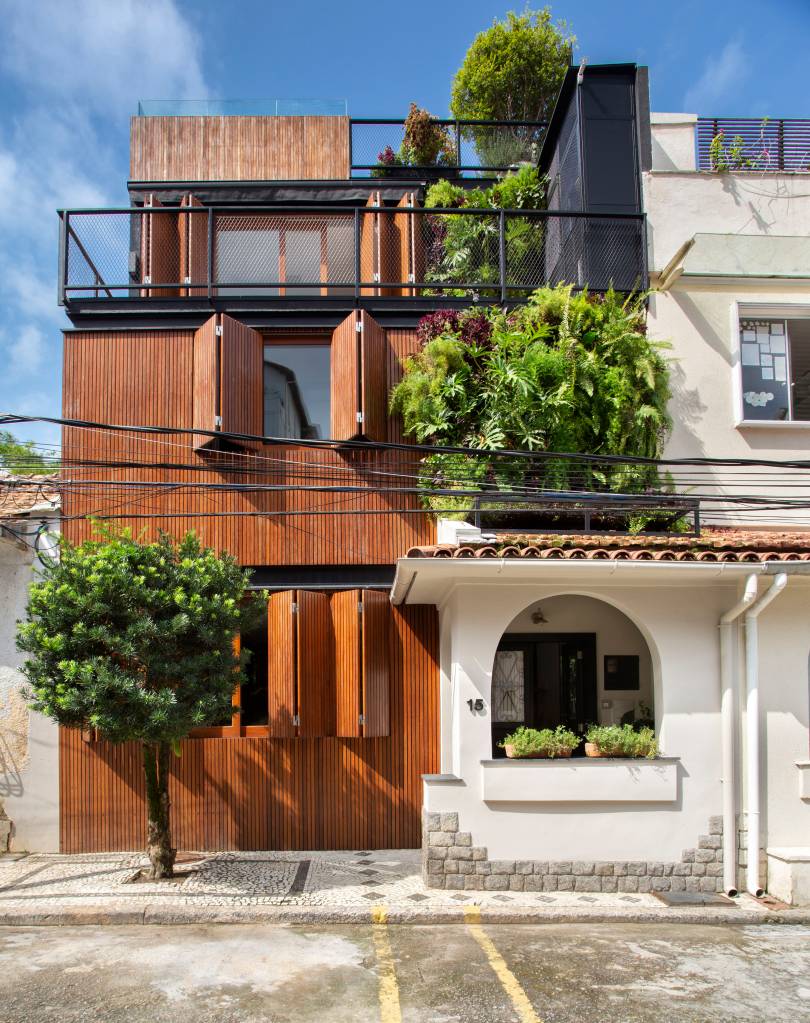 Casa contemporânea em vila de casas geminadas chama atenção com venezianas na fachada. Projeto de Marcos Fossati.