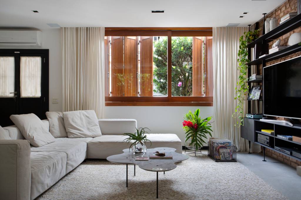 casa-contemporanea-em-vila-de-casas-geminadas-chama-atencao-com-venezianas-na-fachada-marcos-fossati-06-sala Casa contemporânea em vila de casas geminadas chama atenção com venezianas na fachada. Projeto de Marcos Fossati.