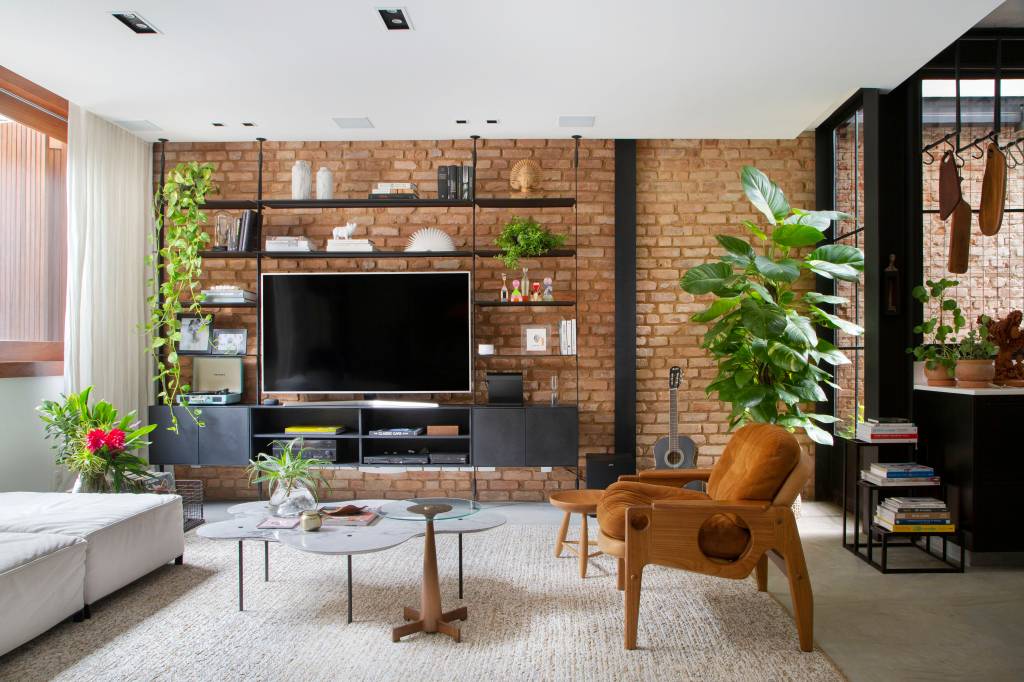 casa-contemporanea-em-vila-de-casas-geminadas-chama-atencao-com-venezianas-na-fachada-marcos-fossati-08-sala-plantas-tijolinhos-industrial Casa contemporânea em vila de casas geminadas chama atenção com venezianas na fachada. Projeto de Marcos Fossati.