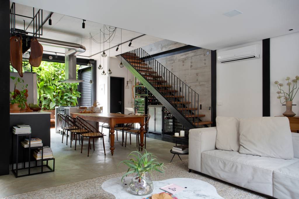 casa-contemporanea-em-vila-de-casas-geminadas-chama-atencao-com-venezianas-na-fachada-marcos-fossati-10-sala-escada-industrial Casa contemporânea em vila de casas geminadas chama atenção com venezianas na fachada. Projeto de Marcos Fossati.