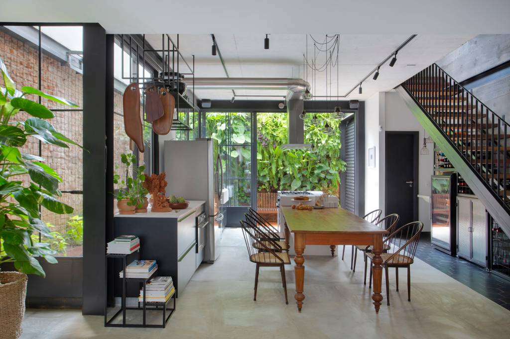 casa-contemporanea-em-vila-de-casas-geminadas-chama-atencao-com-venezianas-na-fachada-marcos-fossati-11-sala-industrial-jantar-cozinha Casa contemporânea em vila de casas geminadas chama atenção com venezianas na fachada. Projeto de Marcos Fossati.