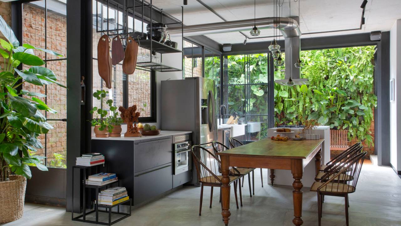 Casa contemporânea em vila de casas geminadas chama atenção com venezianas na fachada. Projeto de Marcos Fossati.