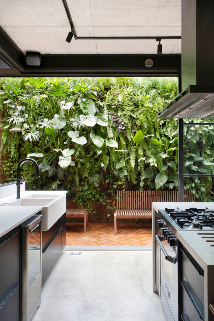 Casa contemporânea em vila de casas geminadas chama atenção com venezianas na fachada. Projeto de Marcos Fossati.
