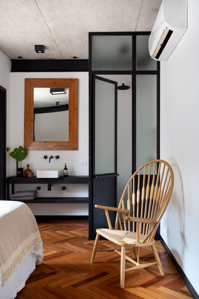 casa-contemporanea-em-vila-de-casas-geminadas-chama-atencao-com-venezianas-na-fachada-marcos-fossati-18-banheiro-quarto Casa contemporânea em vila de casas geminadas chama atenção com venezianas na fachada. Projeto de Marcos Fossati.