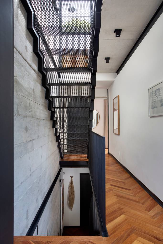 casa-contemporanea-em-vila-de-casas-geminadas-chama-atencao-com-venezianas-na-fachada-marcos-fossati-22-escada Casa contemporânea em vila de casas geminadas chama atenção com venezianas na fachada. Projeto de Marcos Fossati.