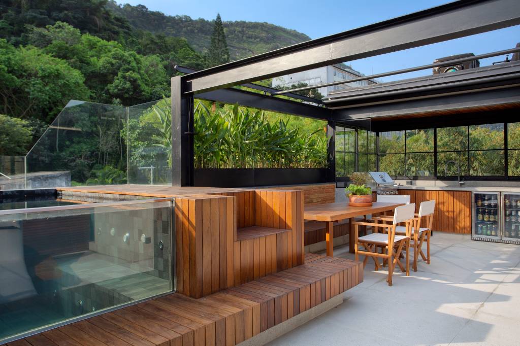 casa-contemporanea-em-vila-de-casas-geminadas-chama-atencao-com-venezianas-na-fachada-marcos-fossati-29-piscina-cobertura Casa contemporânea em vila de casas geminadas chama atenção com venezianas na fachada. Projeto de Marcos Fossati.
