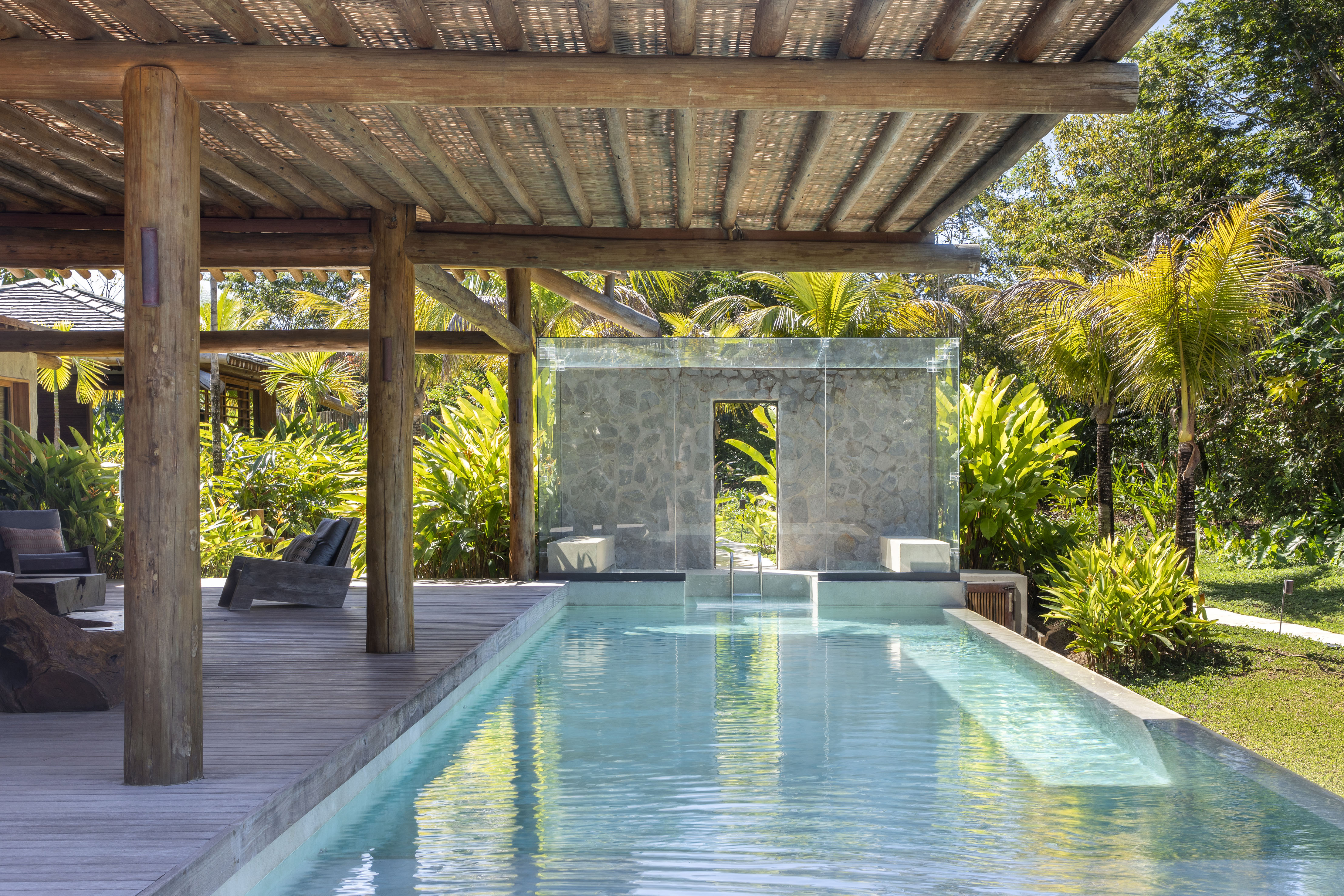 Casa de praia deslumbrante em Trancoso tem módulos conectados por deques de madeira. Projeto de DB Arquitetos.