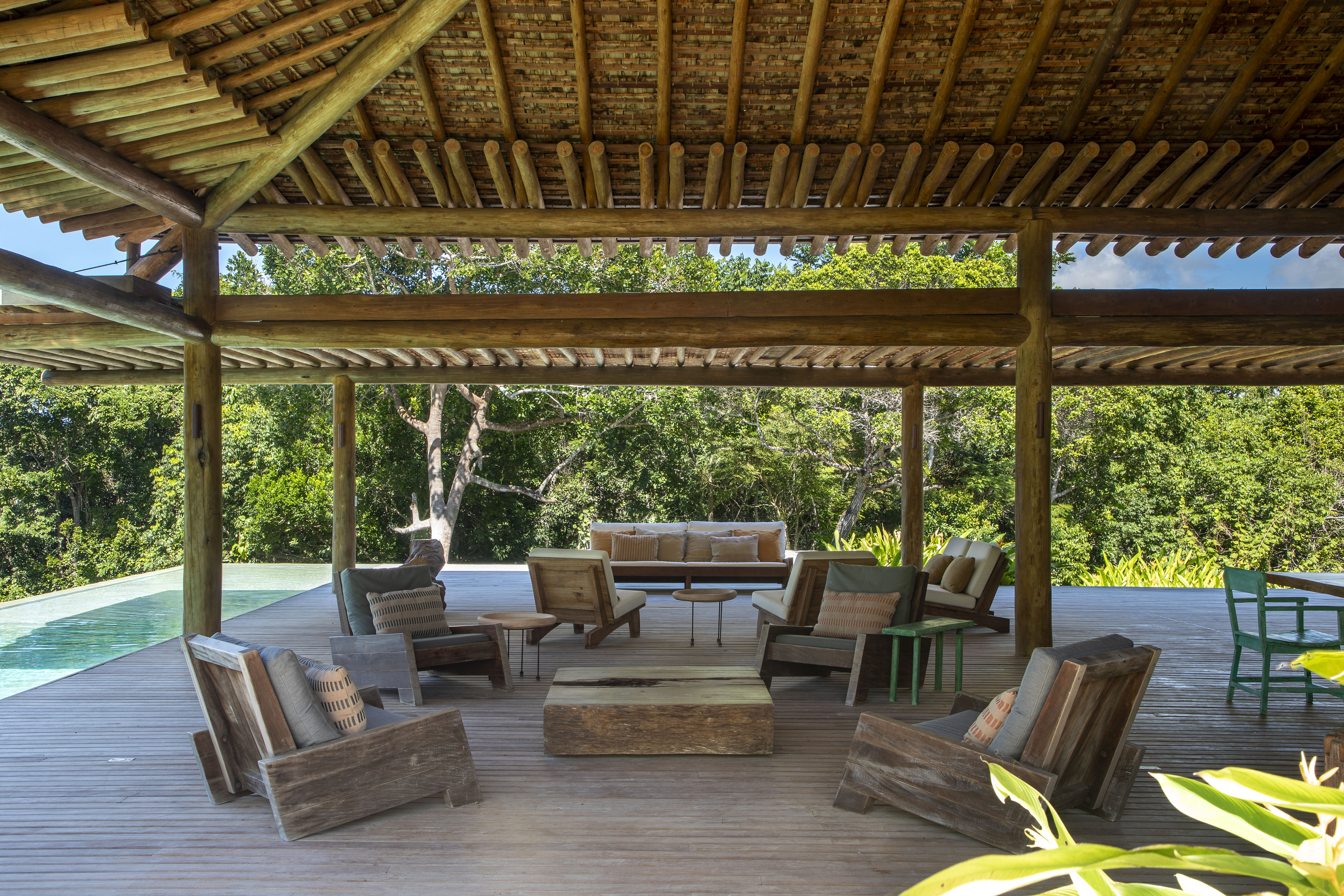 Casa de praia deslumbrante em Trancoso tem módulos conectados por deques de madeira. Projeto de DB Arquitetos.