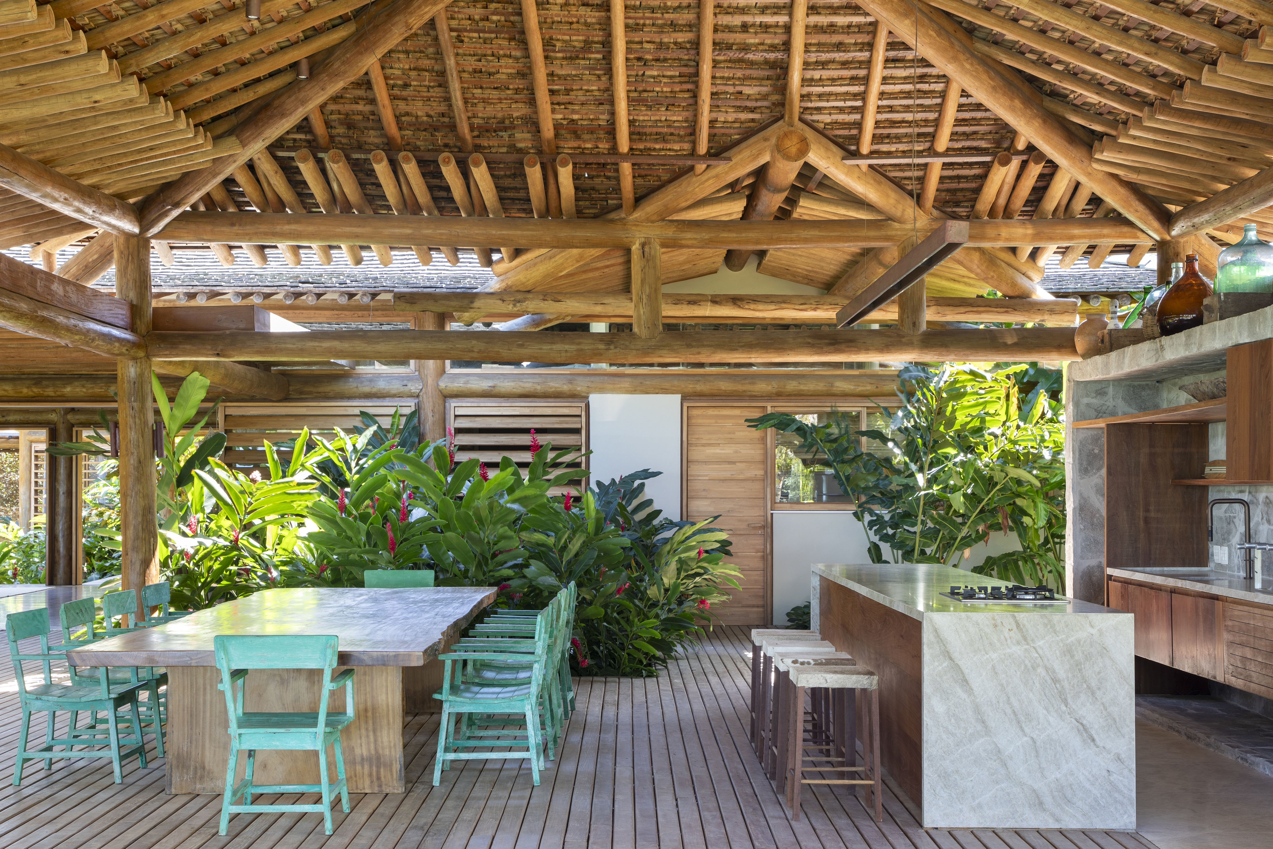 Casa de praia deslumbrante em Trancoso tem módulos conectados por deques de madeira. Projeto de DB Arquitetos.