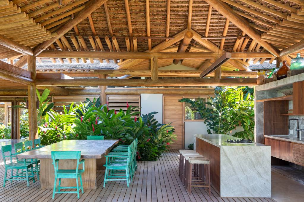 Casa de praia deslumbrante em Trancoso tem módulos conectados por deques de madeira. Projeto de DB Arquitetos.