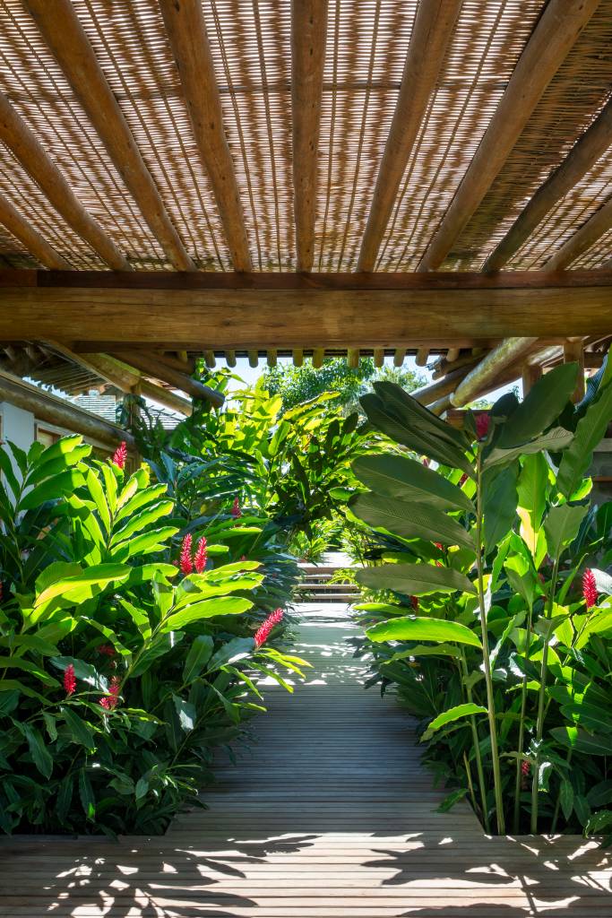 Casa de praia deslumbrante em Trancoso tem módulos conectados por deques de madeira. Projeto de DB Arquitetos.