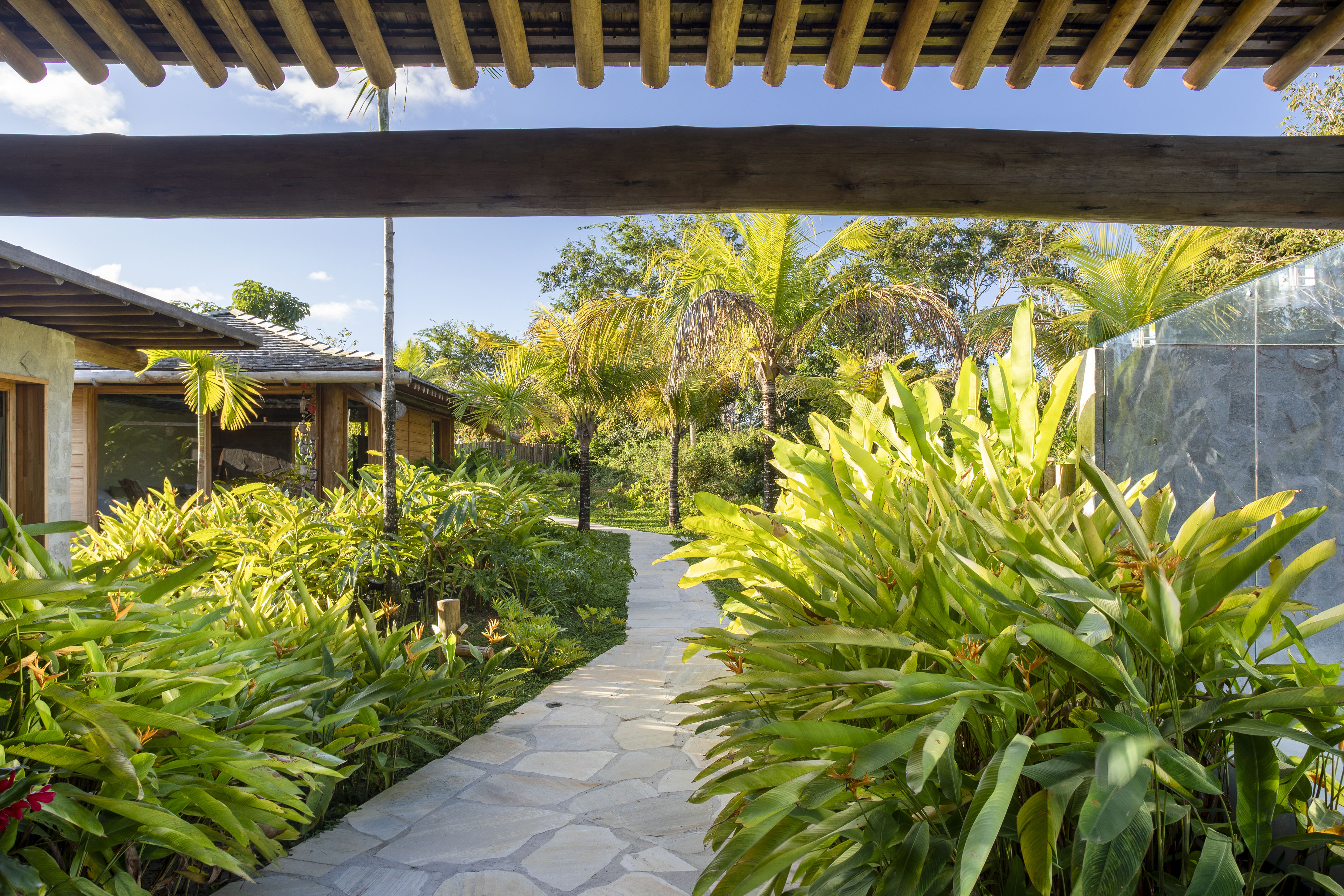Casa de praia deslumbrante em Trancoso tem módulos conectados por deques de madeira. Projeto de DB Arquitetos.