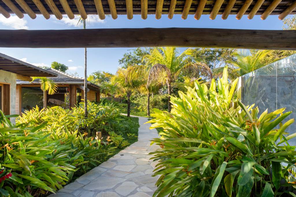 Casa de praia deslumbrante em Trancoso tem módulos conectados por deques de madeira. Projeto de DB Arquitetos.