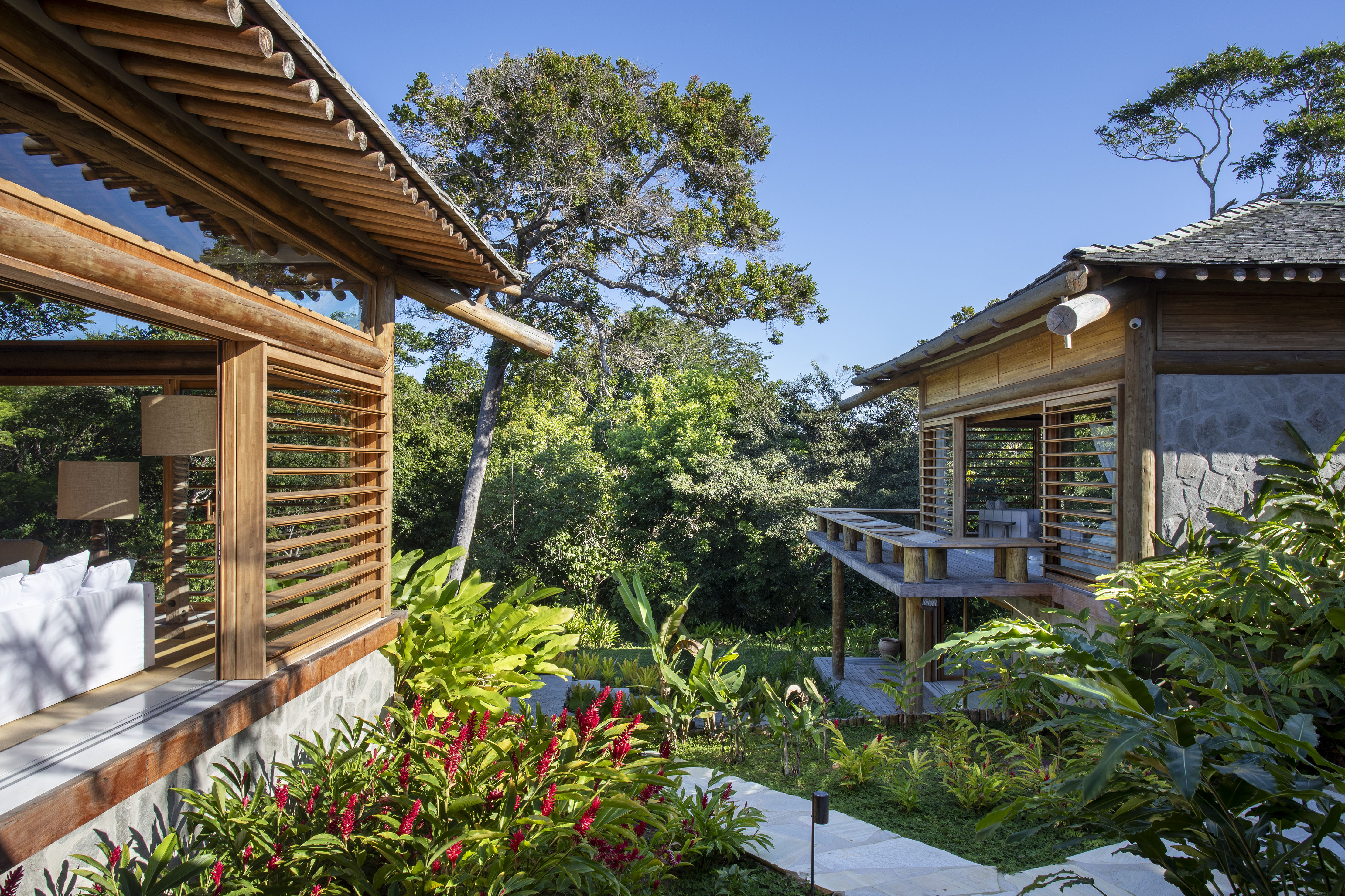 Casa de praia deslumbrante em Trancoso tem módulos conectados por deques de madeira. Projeto de DB Arquitetos.