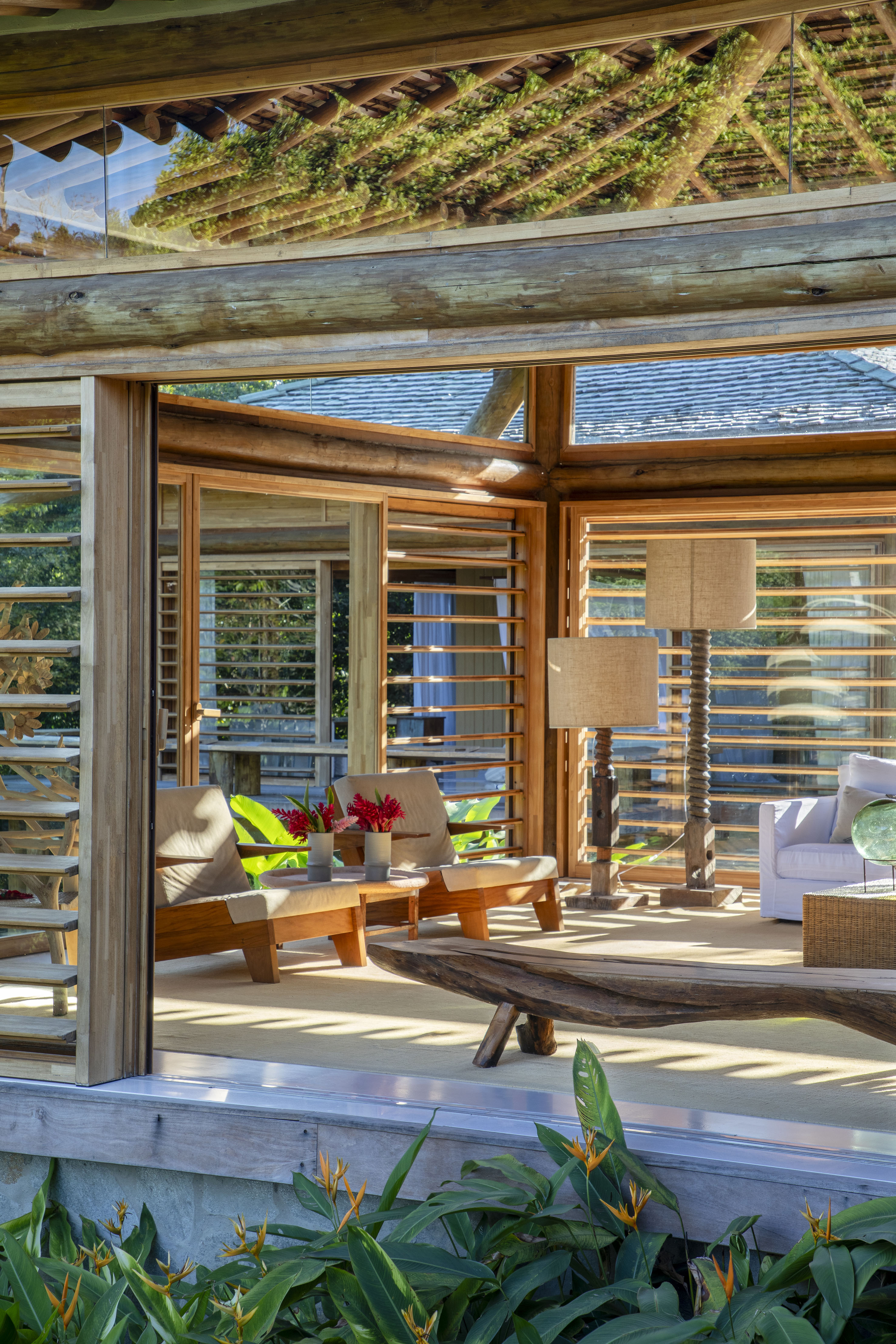 Casa de praia deslumbrante em Trancoso tem módulos conectados por deques de madeira. Projeto de DB Arquitetos.