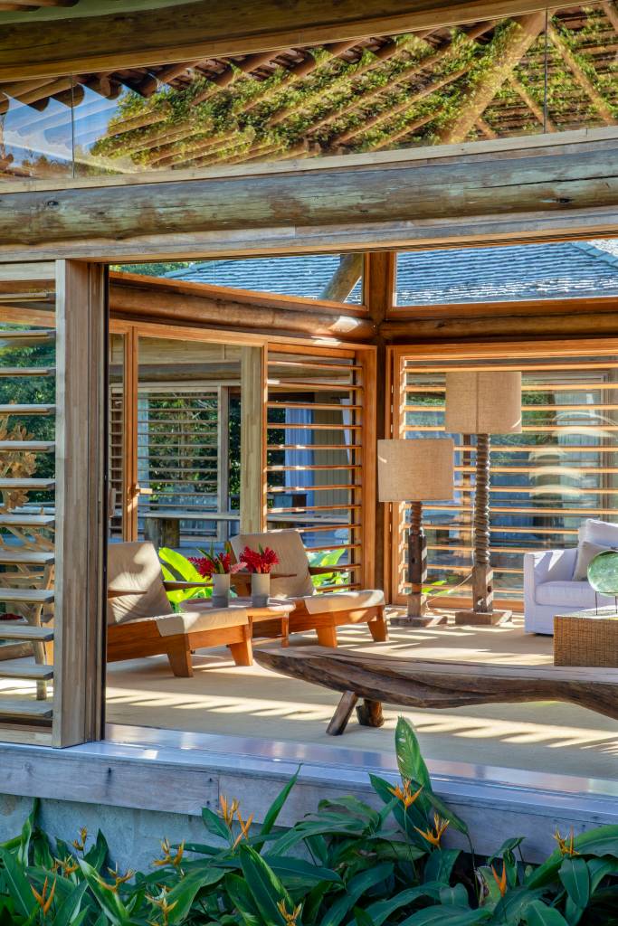 Casa de praia deslumbrante em Trancoso tem módulos conectados por deques de madeira. Projeto de DB Arquitetos.