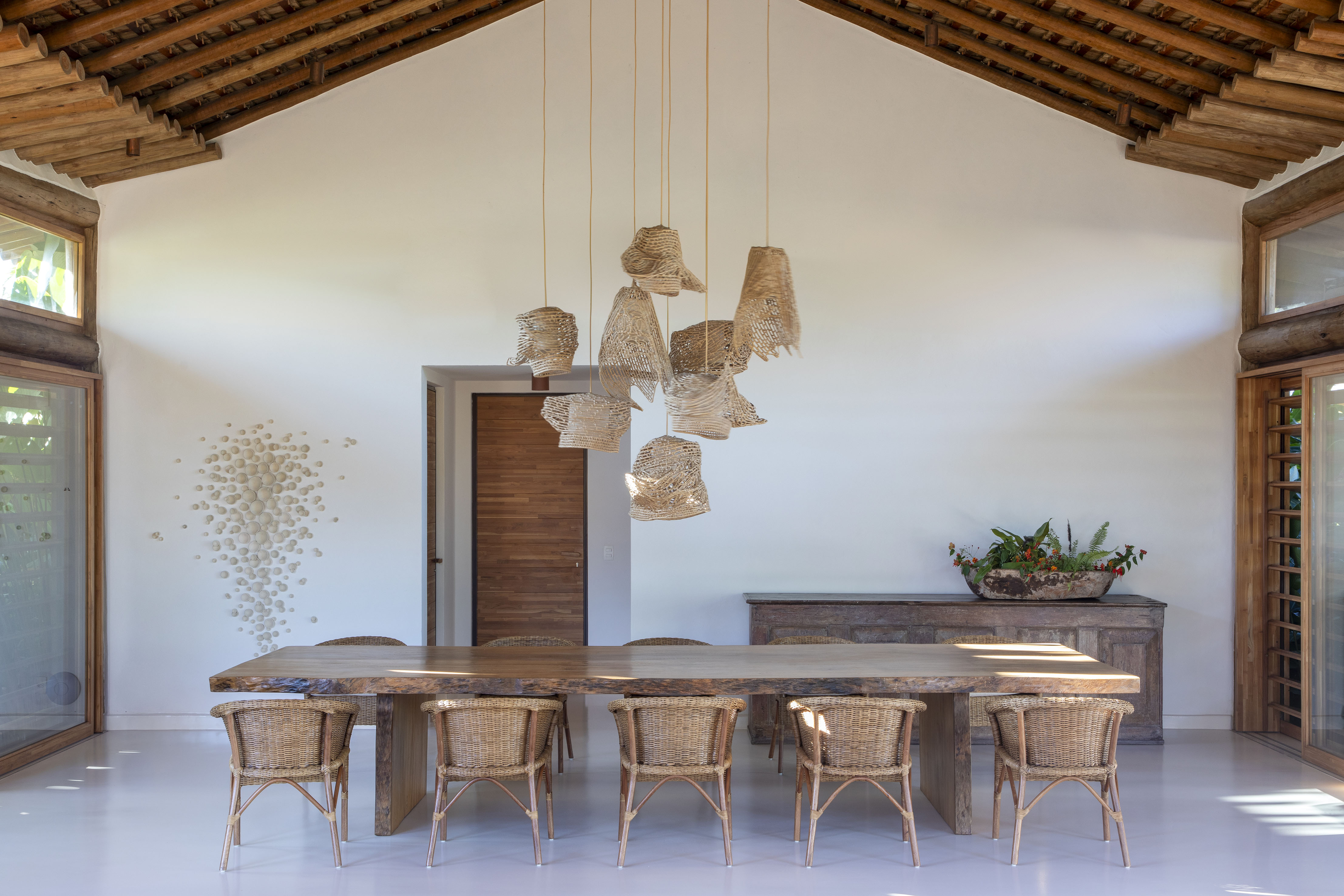 Casa de praia deslumbrante em Trancoso tem módulos conectados por deques de madeira. Projeto de DB Arquitetos.